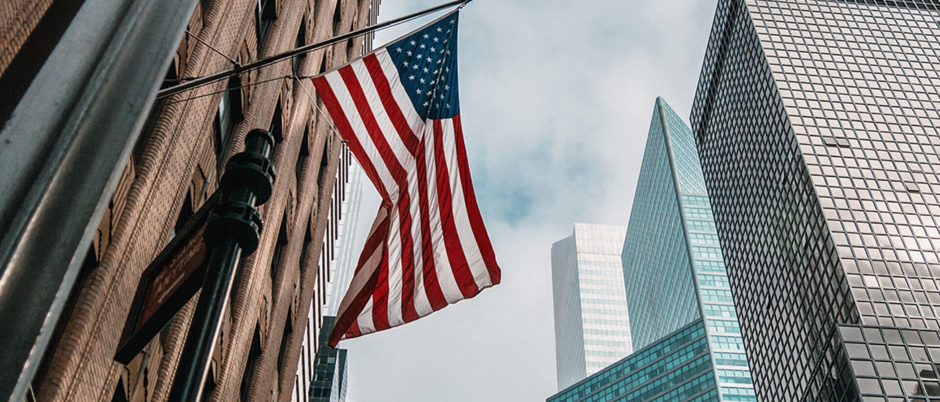 Bandiera americana che sventola con grattacieli sullo sfondo
